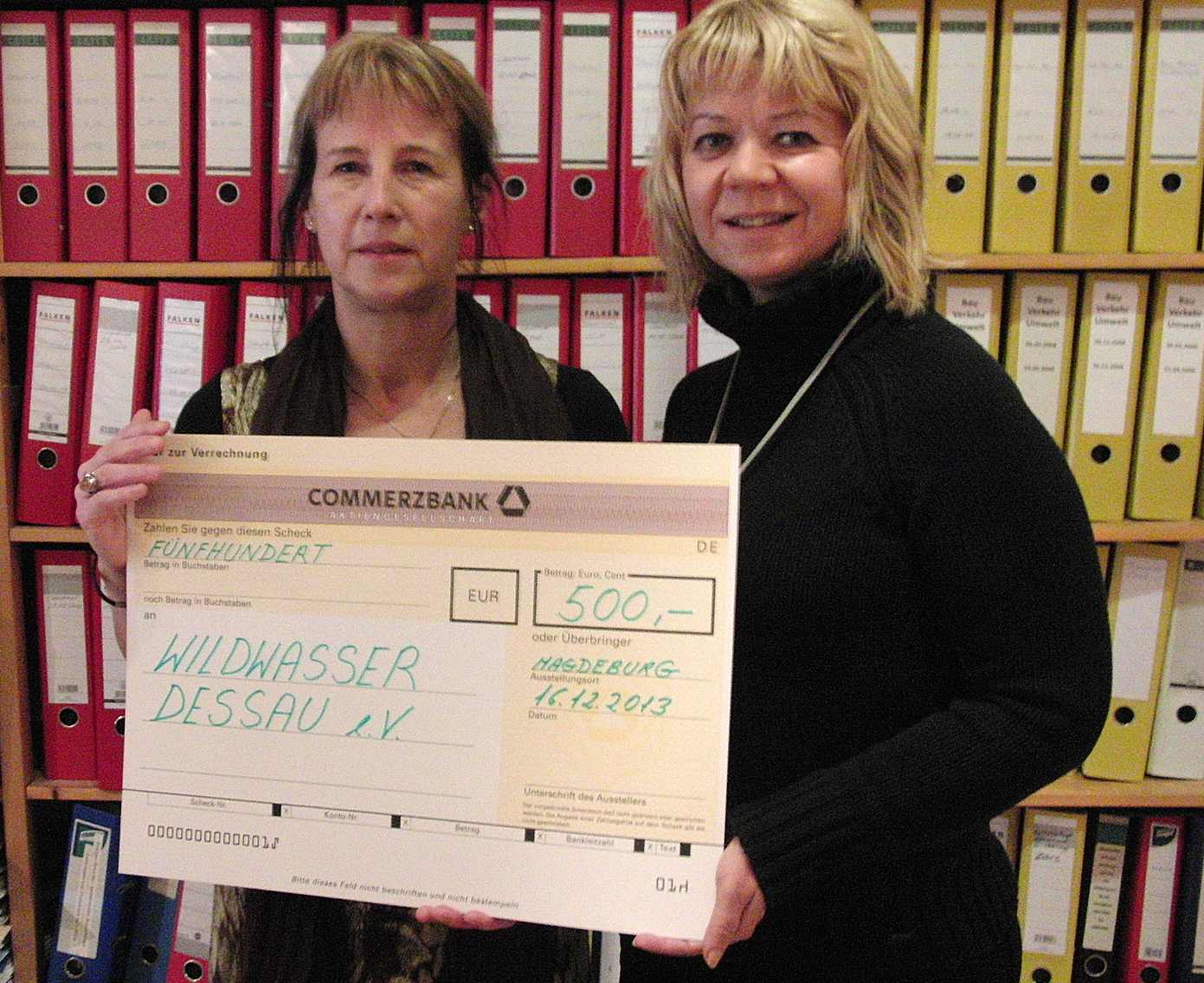 Spendenübergabe am 16. Dezember 2013 – Michaela Böttcher (li.) und Cornelia Lüddemann (re.)